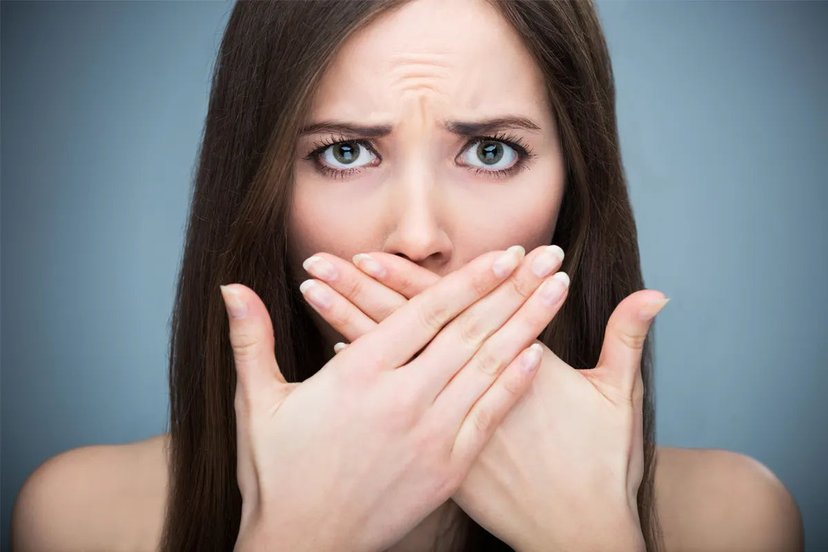 Rimedi per alito cattivo, sintomi e cause