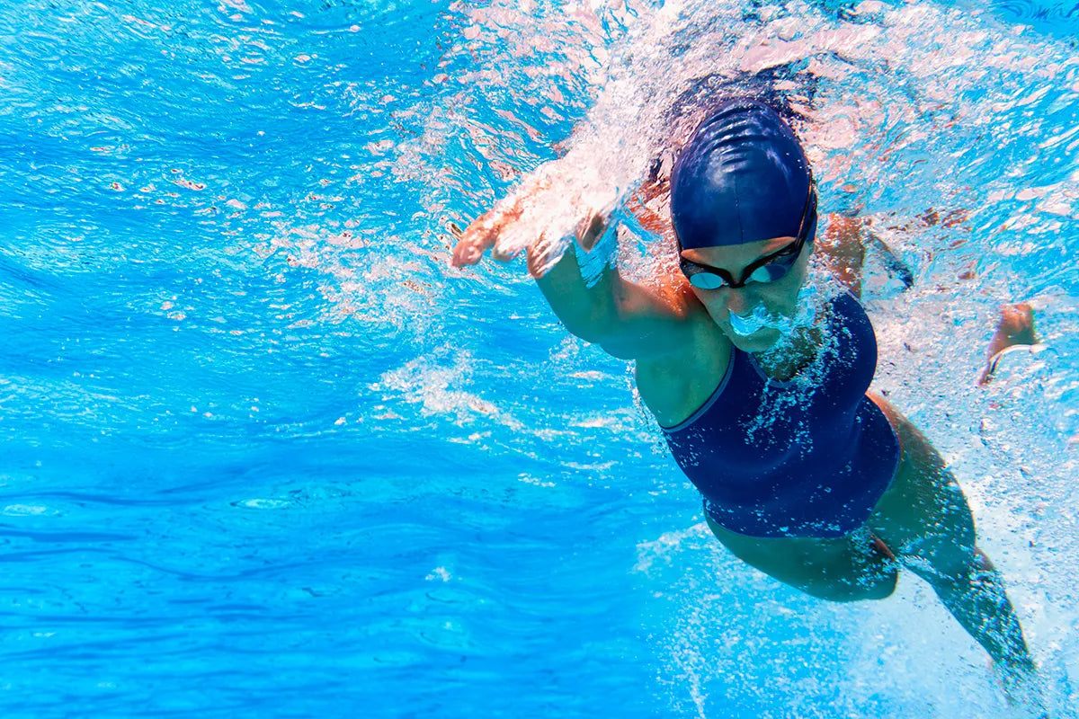 Di nuovo in piscina: ecco come proteggersi dal cloro