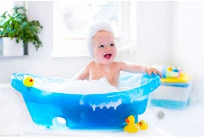 Quando e come fare il primo bagnetto del neonato: regole e consigli