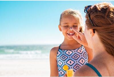 Proteggere la pelle dei bambini: cosa scegliere?