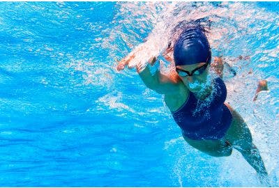 Di nuovo in piscina: ecco come proteggersi dal cloro