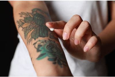 Come si cura un tatuaggio? I consigli per proteggere la pelle