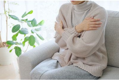 Brividi di freddo senza febbre: cause e rimedi